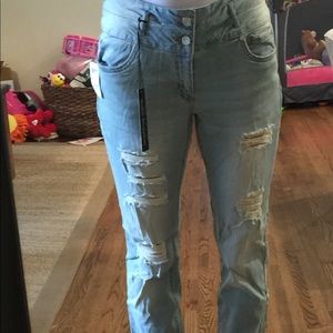 Size 8 skinny boyfriend distressed jeans.